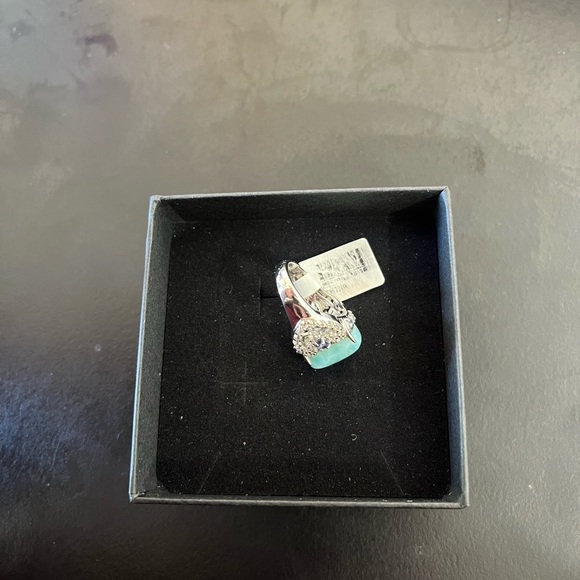 Elegant Silver and Blue Gemstone Ring - Picture 3 of 4